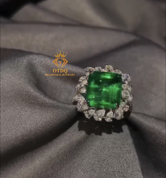 Nhẫn Nữ Hoàng Emerald 6.25 Carat Vivid Green Colombia 