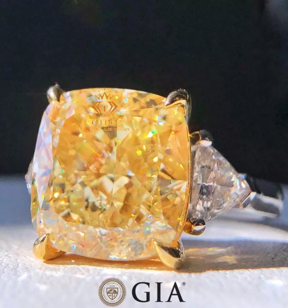 Nhẫn Kim Cương Vàng Thiên Nhiên 11.83 Carat Fancy Light Yellow/VVS1