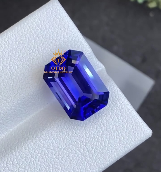 Top 5A - 8.26 Carat Vivid Blue Tanzanite 