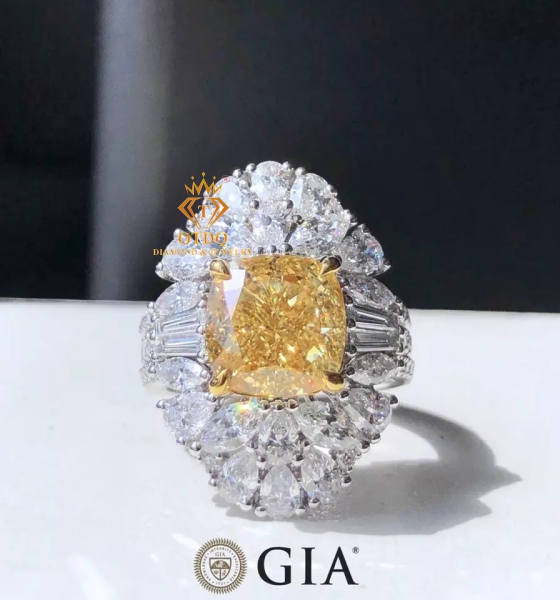 Nhẫn Kim Cương Vàng Thiên Nhiên  5.01 Carat Fancy Brownish Yellow 