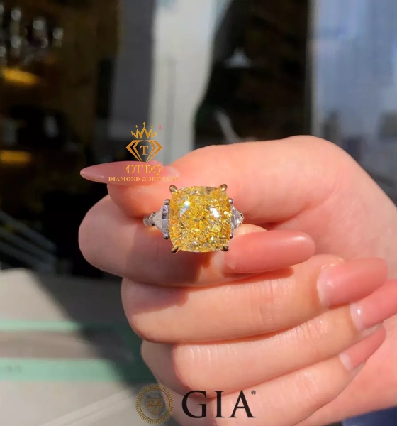 Nhẫn Kim Cương Vàng Thiên Nhiên 11.83 Carat Fancy Light Yellow/VVS1