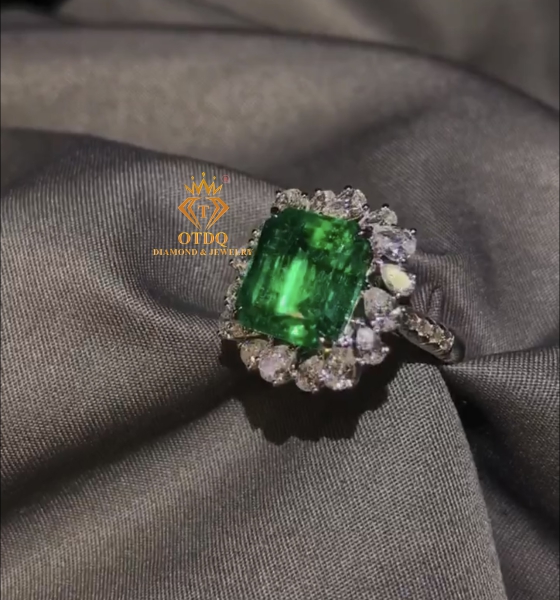 Nhẫn Nữ Hoàng Emerald 6.25 Carat Vivid Green Colombia 