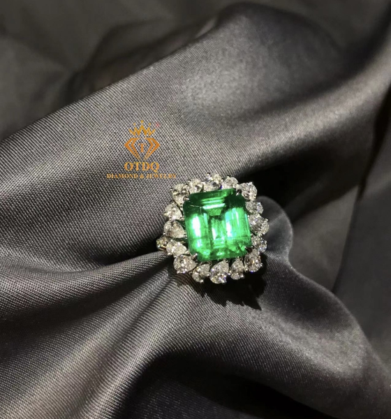 Nhẫn Nữ Hoàng Emerald 6.25 Carat Vivid Green Colombia 