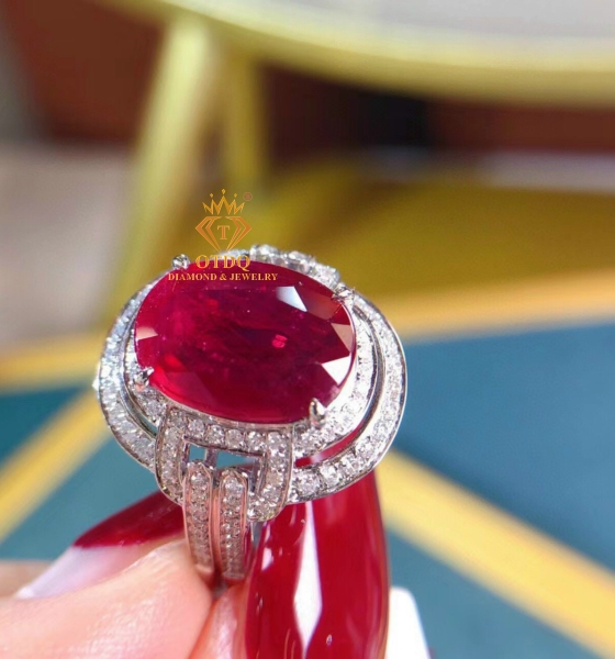 Nhẫn Ruby Pieon's Blood 2.02 Carat ( No heat ) 