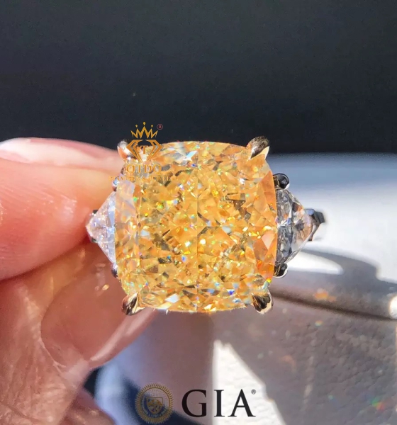 Nhẫn Kim Cương Vàng Thiên Nhiên 11.83 Carat Fancy Light Yellow/VVS1