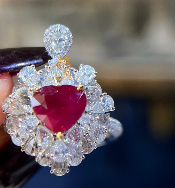 Nhẫn Ruby Myanmar Pigeon Blood 2.1 Carat
