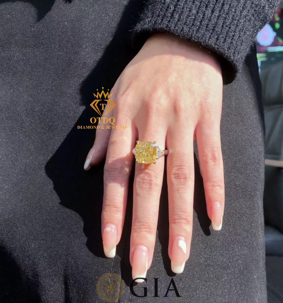 Nhẫn Kim Cương Vàng Thiên Nhiên 11.83 Carat Fancy Light Yellow/VVS1