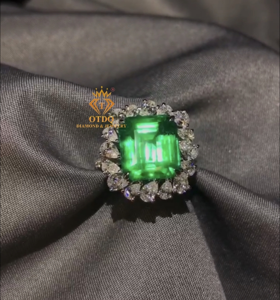 Nhẫn Nữ Hoàng Emerald 6.25 Carat Vivid Green Colombia 