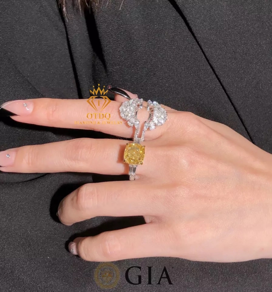 Nhẫn Kim Cương Vàng Thiên Nhiên  5.01 Carat Fancy Brownish Yellow 