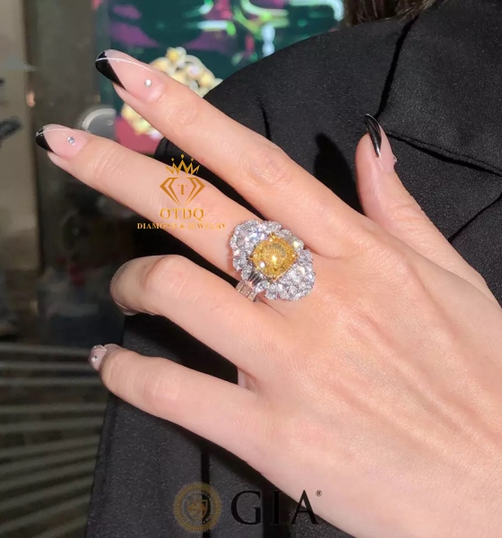 Nhẫn Kim Cương Vàng Thiên Nhiên  5.01 Carat Fancy Brownish Yellow 
