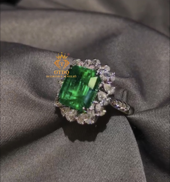 Nhẫn Nữ Hoàng Emerald 6.25 Carat Vivid Green Colombia 