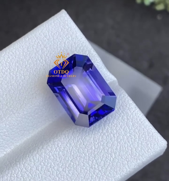 Top 5A - 8.26 Carat Vivid Blue Tanzanite 