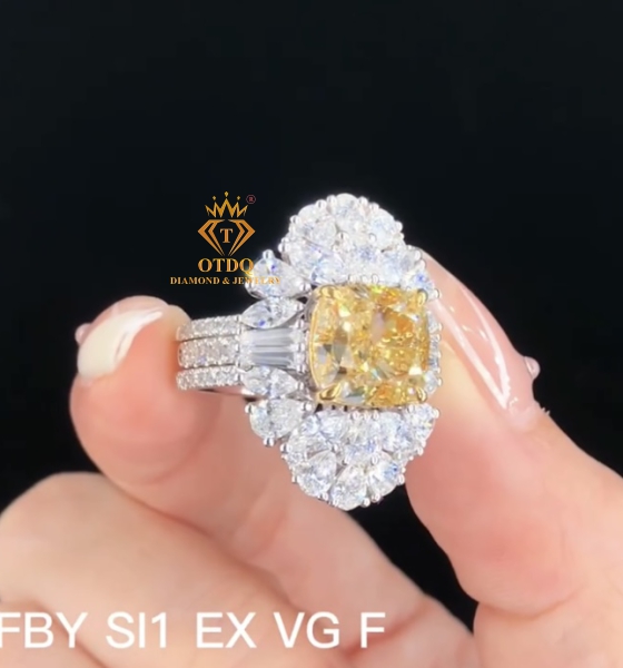 Nhẫn Kim Cương Vàng Thiên Nhiên  5.01 Carat Fancy Brownish Yellow 